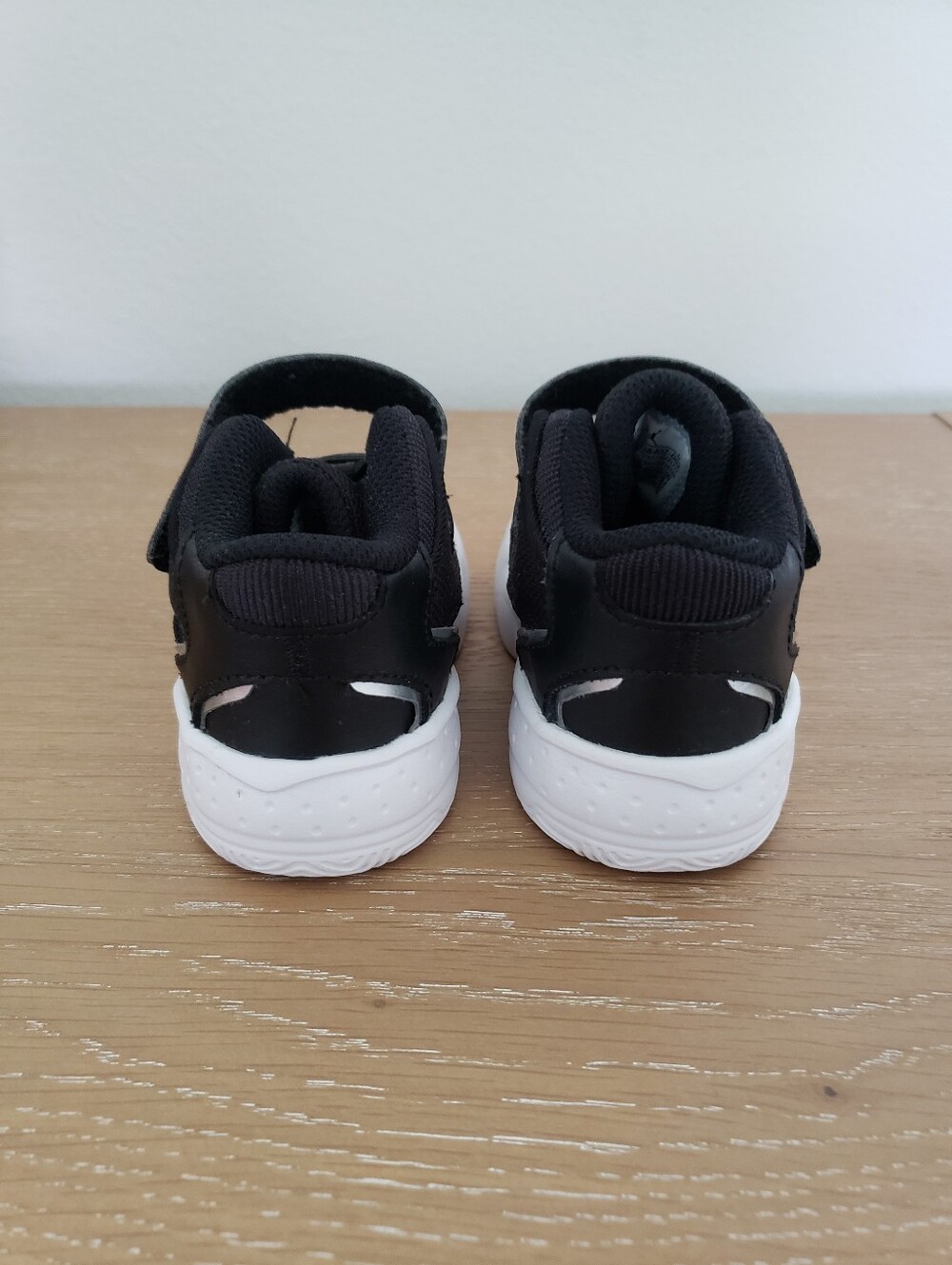 Nike Jordan Max Aura 4 Kids Black & White Sneakers - Picture 3 of 10